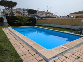 Chalet en Matalascañas con piscina y chimenea, ideal para familias y grupos, cerca de la playa